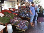 Jedna od Istanbulskih ribarnica. Riba se prodaje cijeli dan. Ova je smještena na sjevernoj obali Zlatnog roga